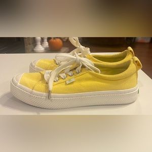 Cariuma Women’s 5 Men’s 3.5 yellow sneaker canvas